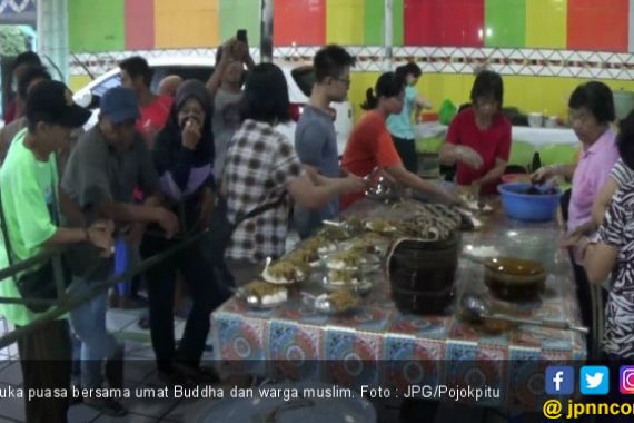 Setiap Hari Umat Buddha Siapkan 300 Porsi Makanan untuk Warga Muslim Berbuka Puasa - JPNN.COM
