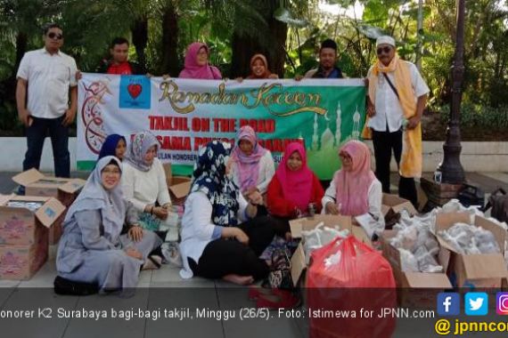 Honorer K2 Surabaya Bagi-Bagi Takjil di Dekat Rumah Dinas Wali Kota - JPNN.COM