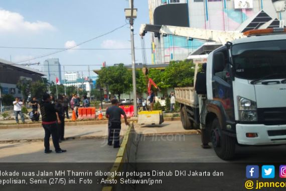 Blokade Jalan Dibongkar, Lalu Lintas Jalan MH Thamrin Masih Macet - JPNN.COM