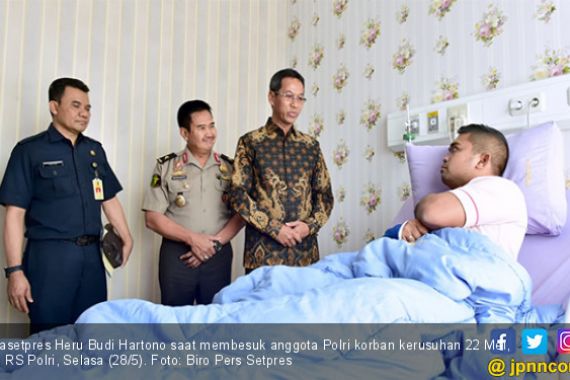 Dijenguk Utusan Jokowi, Polisi Korban Kerusuhan 22 Mei Ada yang Minta Sepeda - JPNN.COM