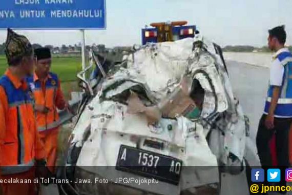 Kecelakaan di Tol Trans - Jawa, Avanza Sampai Ringsek Begini - JPNN.COM