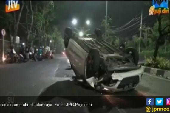 Mobil Tabrak Pembatas Jalan, Terguling ke Seberang dan Terbalik, Kondisi Sopir Bikin Kaget - JPNN.COM