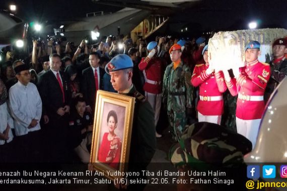 Upacara Militer Sambut Kedatangan Jenazah Ani Yudhoyono di Halim Perdanakusuma - JPNN.COM