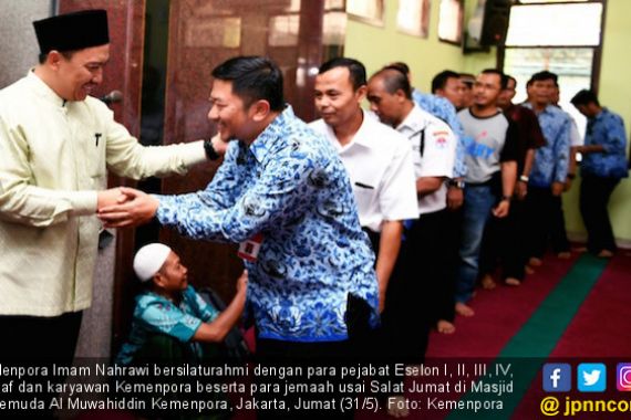 Usai Salat Jumat Bersama, Menpora Bersilaturahmi dengan Karyawan - JPNN.COM