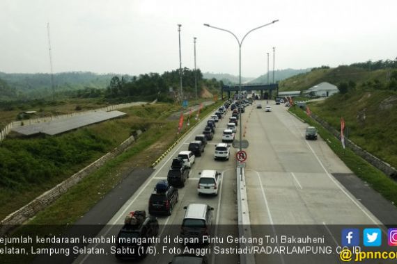 Antrian Panjang di Gerbang Tol Bakauheni Selatan Hingga 2 Km - JPNN.COM