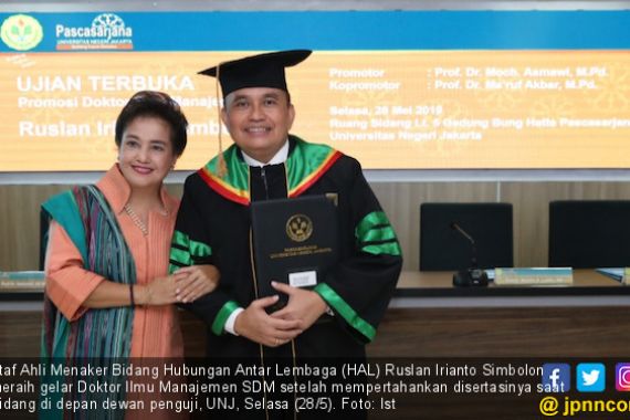 Ruslan Irianto Simbolon Raih Gelar Doktor dengan Predikat Cum Laude - JPNN.COM