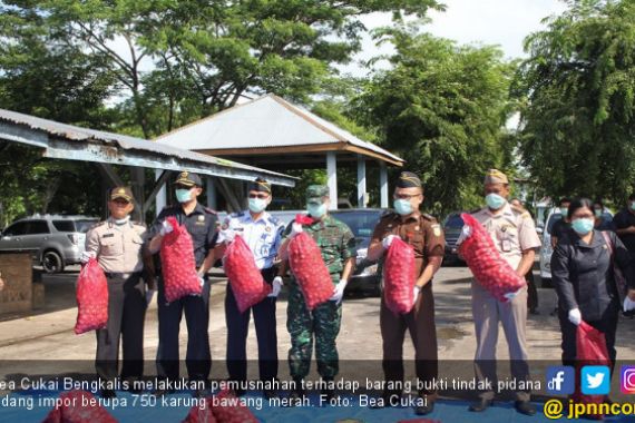 Bea Cukai Bengkalis Musnahkan 750 Karung Bawang Ilegal - JPNN.COM