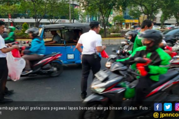 Warga Binaan Terpilih dari Lapas Ikut Bagi Takjil Gratis di Jalan - JPNN.COM