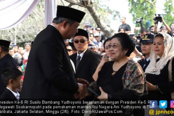 Momen Pak SBY dan Bu Mega Bersalaman di TMP Kalibata - JPNN.COM