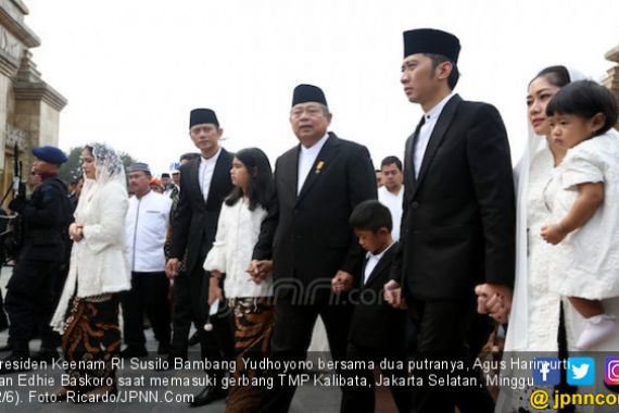 Gandeng Almira dan Airlangga, SBY Antar Bu Ani ke Tempat Peristirahatan Terakhir - JPNN.COM