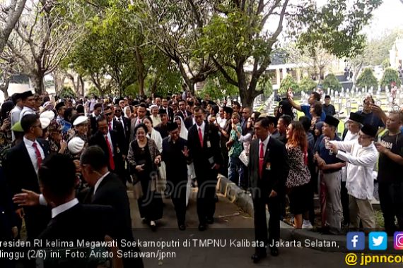Megawati Hadiri Pemakaman Bu Ani, Prabowo Tak Terlihat - JPNN.COM