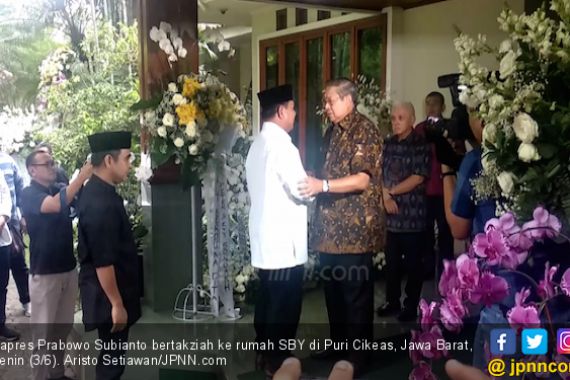 Bertakziah ke Rumah SBY, Prabowo Sebut Bu Ani Istri Prajurit yang Hebat - JPNN.COM
