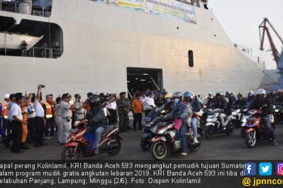 KRI Banda Aceh 593 Angkut Ratusan Pemudik Tujuan Sumatera - JPNN.COM