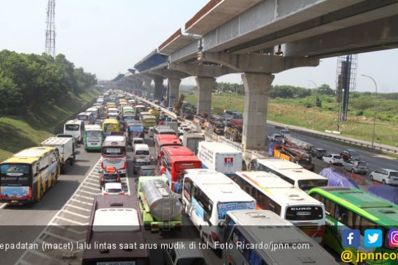 Sudah 421 Ribu Kendaraan Tinggalkan Jakarta Pada H1 dan H2 Lebaran - JPNN.COM