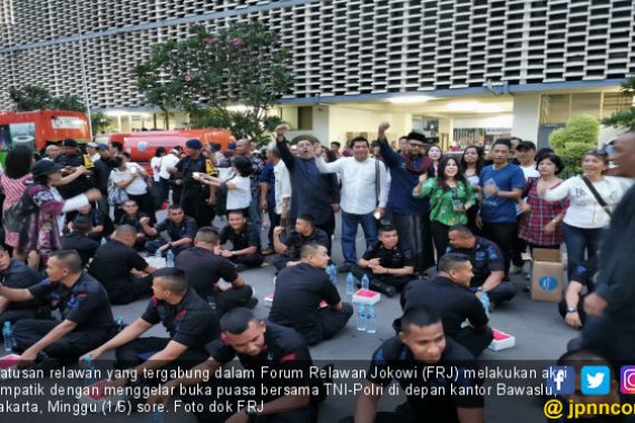 Lakukan Aksi Simpatik, FJR Buka Puasa Bersama TNI-Polri di Depan Kantor Bawaslu - JPNN.COM
