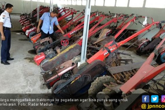 Lihat, Traktor – Traktor Itu Masuk Pegadaian - JPNN.COM