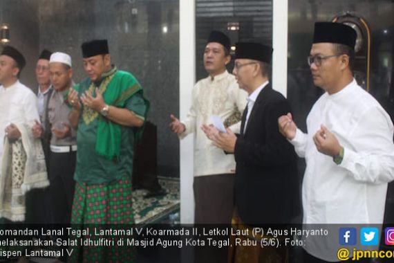 Bersama Wali Kota, Danlanal Tegal Melaksanakan Salat Ied di Masjid Agung - JPNN.COM