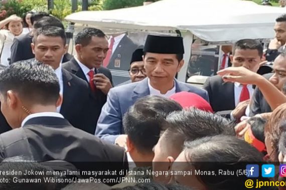 Jokowi Mendadak Sambangi Warga yang Antre di Monas - JPNN.COM