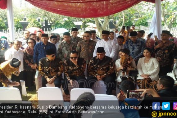 Idulfitri 1440 H: SBY dan Keluarga Berziarah ke Makam Ibu Ani - JPNN.COM