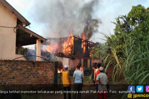 Rumah Pak Azhari Ludes Dilalap Si Jago Merah - JPNN.COM