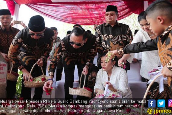 Ziarah ke Makam Bu Ani, SBY Membawa Anggrek Ungu dan Bunga Berwarna Merah, Begini Maknanya - JPNN.COM