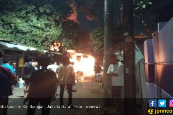 3 Rumah Kontrakan Terbakar di Jakbar, Satu Tewas, Mobil dan Motor Ikut Hangus - JPNN.COM