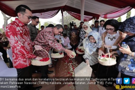 Politik Sedang Riuh, Pak SBY Tetap Fokus Tulis Buku dan Naskah Lagu Tentang Bu Ani Yudhoyono - JPNN.COM