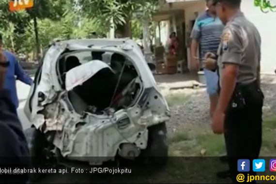 Hindari Macet Arus Balik, Mobil Abi Malah Hancur Ditabrak Kereta Api - JPNN.COM