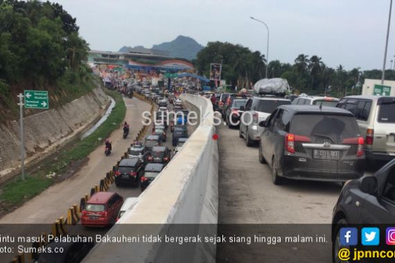 Pintu Masuk Pelabuhan Bakauheni Macet Total - JPNN.COM