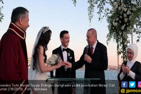 Presiden Erdogan Jadi Saksi Pernikahan Mesut Ozil - JPNN.COM