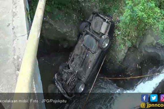 Mobil Tabrak Pembatas Jalan, Terjun ke Sungai Berbatu, 5 Penumpang Masih Dilindungi Tuhan - JPNN.COM