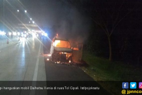 Mobil Xenia Tiba-tiba Terbakar di KM 187 Tol Cipali - JPNN.COM