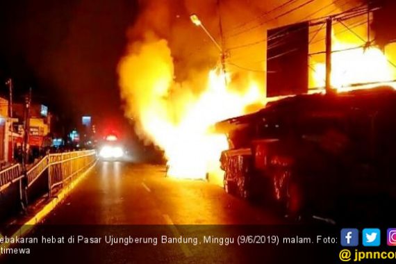 Kebakaran di Pasar Ujungberung Bandung Hanguskan 200 Kios - JPNN.COM