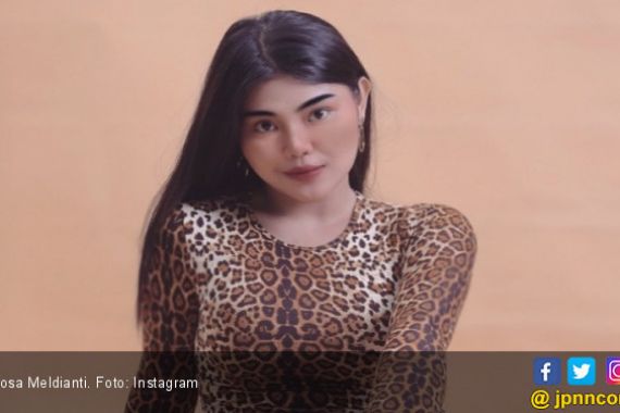 Ayah Dewi Perssik Meninggal, Rosa Meldianti Teringat Pesan Almarhum - JPNN.COM