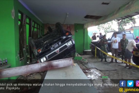 Mobil Pick Up Diseruduk Bus Hingga Terlempar, Tiga Nyawa Melayang - JPNN.COM