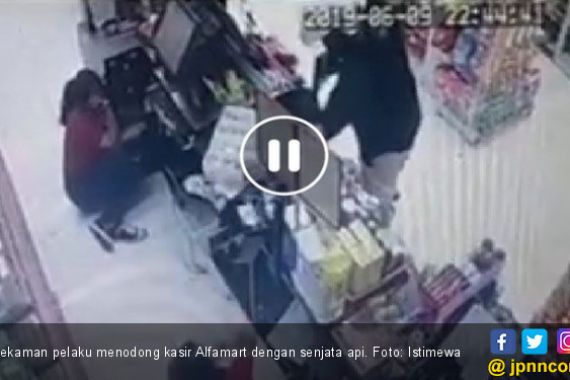 Rampok Berpistol Gasak Alfamart, Bawa Kabur Uang Jutaan Rupiah - JPNN.COM