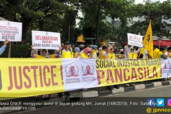 Massa Beratribut Kuning Kawal Sidang Perdana MK - JPNN.COM