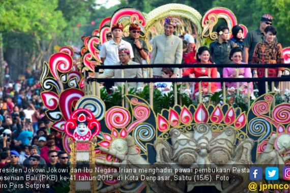 Presiden Jokowi Ikut Menjadi Peserta Pawai Pesta Kesenian Bali 2019 - JPNN.COM