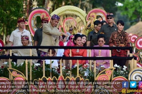 Berpakaian Adat Bali, Jokowi Juga Ikut Jadi Peserta Pawai PKB 2019 - JPNN.COM