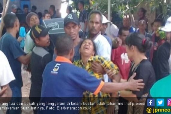 Isak Tangis Keluarga di Pemakaman 3 Bocah Kakak Beradik yang Tewas di Kolam Bekas Galian - JPNN.COM