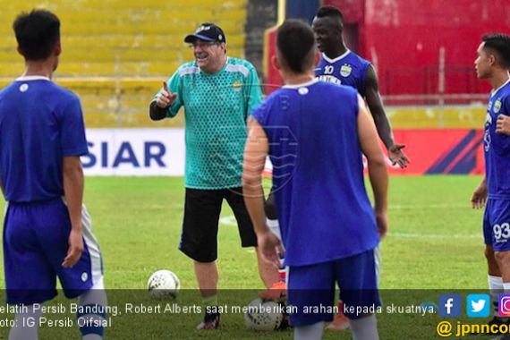 Gagal Kalahkan Semen Padang, Pelatih Persib Kecewa Berat - JPNN.COM