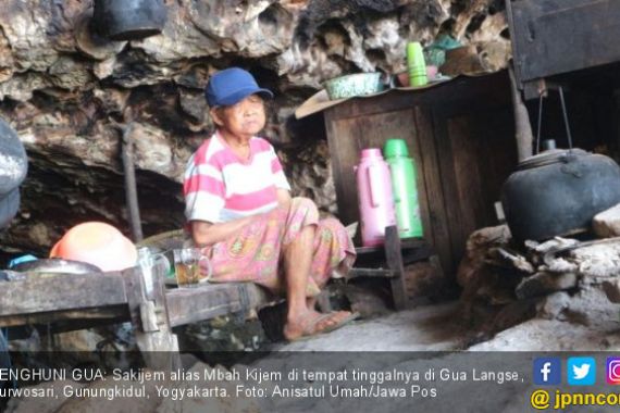 Kisah Nenek Penghuni Gua dekat Laut Kidul Berteman Anjing Bernama Bambang - JPNN.COM