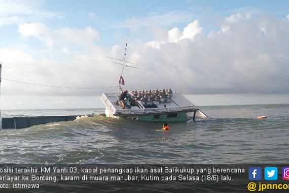 Tabrak Batang Pohon, Kapal Ikan asal Balikukup Karam di Muara Manubar - JPNN.COM