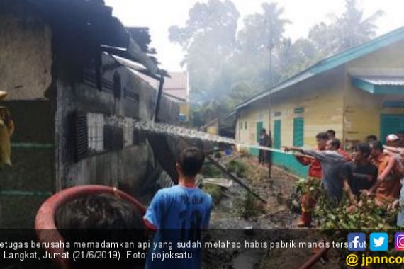 Kebakaran Pabrik Korek Api Langkat: 30 Meninggal, Ibu dan Anak Tewas Berpelukan - JPNN.COM