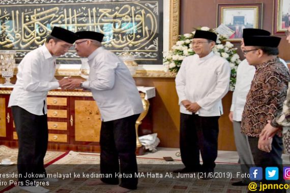 Jokowi Takziah ke Kediaman Ketua MA - JPNN.COM