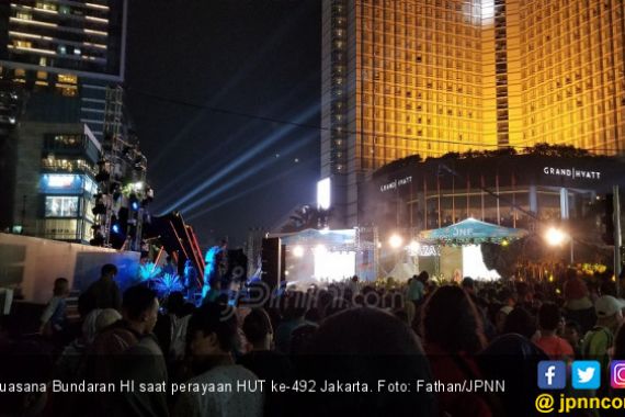 Puncak Perayaan HUT Jakarta, Bundaran HI Dipadati Warga - JPNN.COM