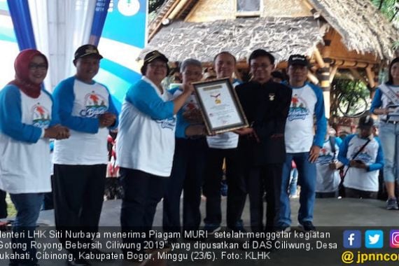 Pimpin Gerakan Bersihkan Sungai Ciliwung, Menteri Siti Raih Rekor MURI - JPNN.COM