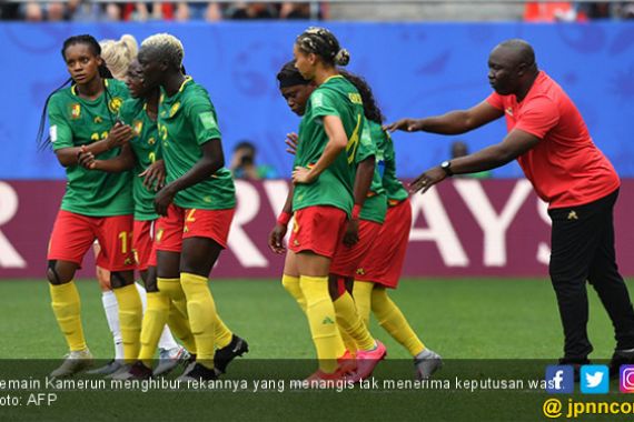 Piala Dunia Wanita 2019: Dramatis, 2 Kali Kena VAR saat Lawan Inggris, Pemain Kamerun Menangis - JPNN.COM