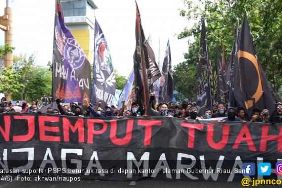 Ratusan Suporter Tuntut Gubernur Riau Selamatkan PSPS Riau - JPNN.COM