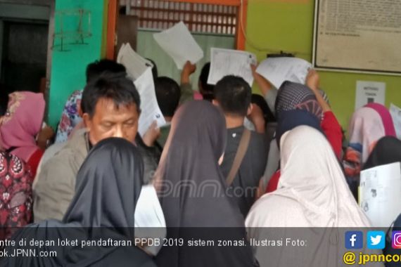 Antre Tunggu Pengukuran Jarak Rumah ke Sekolah, Bu Nurafni Hampir Pingsan - JPNN.COM